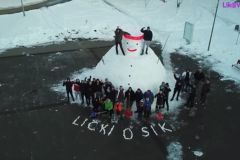 VIDEO/Lički Osik u snježnom ruhu: Mještani izradili golemog snjegovića