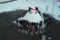 VIDEO/Lički Osik u snježnom ruhu: Mještani izradili golemog snjegovića
