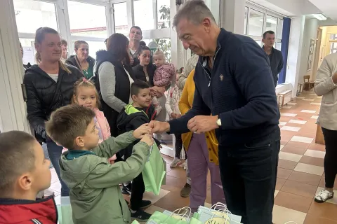 Gradonačelnik Darko Milinović uručio radne materijale i pribor predškolcima
