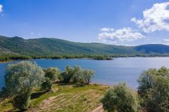 Jezero Štikada pokraj Gračaca - oaza mira za idealan izlet u prirodu
