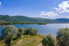 Jezero Štikada pokraj Gračaca - oaza mira za idealan izlet u prirodu