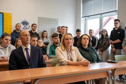 Ličko-senjska županija u suradnji s Regionalnim znanstvenim centrom – Podružnica Lika pokrenula je program “Želim znati više”, koji je namijenjen učenicima srednjih škola završnih razreda