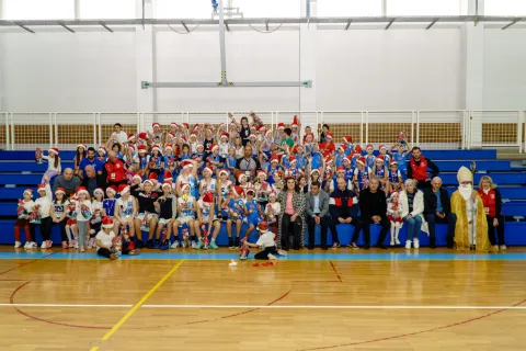 FOTO U dvorani Srednje škole u Otočcu održan je sedmi po redu tradicionalni Božićni turnir 2023 u organizaciji Košarkaškog kluba Otočac.