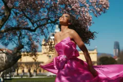 Tomislava Dukić putuje na Miss Svijeta: kadrovi iz Like prikazuju ljepotu Hrvatske, a humanitarna priča iz Afrike inspirira