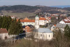Brinje u uskrsnom duhu: Predstava za djecu i podjela prženih srdelica za sve generacije