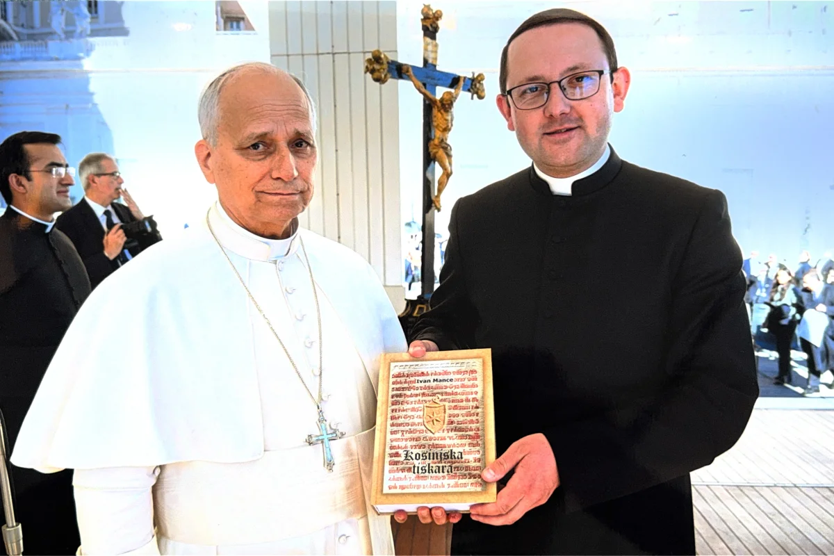 Papa%2C_Miel_i_knjiga.jpg
