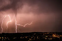 DHMZ za danas najavljuje vrućinu, pljuskove i vjetar na Jadranu