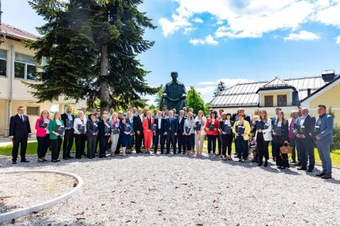 Ministar Šipić u Gospiću uručio ugovore za 123 projekta vrijedna gotovo 4 milijuna eura