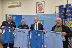 Ličko-senjska županija i Zajednica sportova donirali sportsku opremu DVD-u Senj povodom državnog natjecanja vatrogasne mladeži