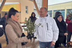 HDZ u Gospiću organizirao druženje uz podjelu maslinovih grančica i prikupljanje donacija za Ivana Pavelića