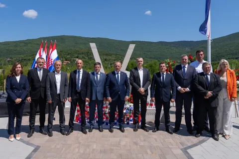 Svečano otvoreno obnovljeno Spomen-područje za 19 poginulih hrvatskih branitelja u Zalužnici