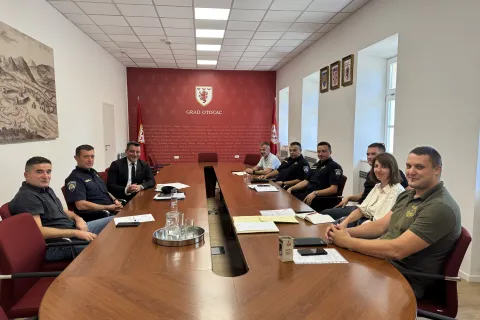 Grad Otočac, policija i lovci potpisali Protokol o postupanju s divljači izvan lovišta