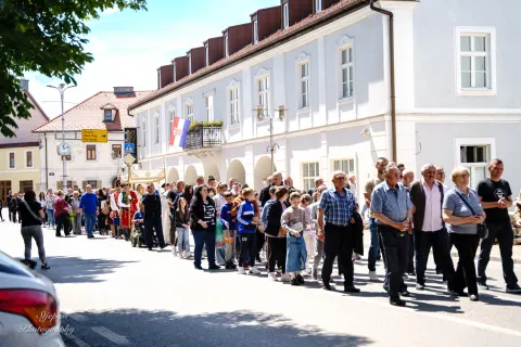 FOTO / U Gospiću održani procesija i sveta misa povodom blagdana Tijelova