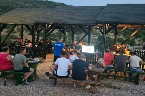 Pećinski park Grabovača poziva na večer znanja i druženja – u petak pub kviz pod zvijezdama