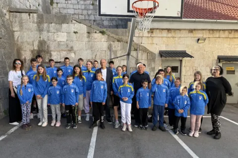 Župan Ernest Petry uručio trenirke učenicima Osnovne škole Karlobag