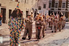 Gradska knjižnica Senj poziva na maškarano druženje i otvorenje foto izložbe “Senjski muzikanti i bali i karnevali”