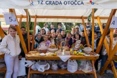 FOTO: U Otočcu obilježeni Dani kruha – prihod od prodaje namijenjen potrebitima