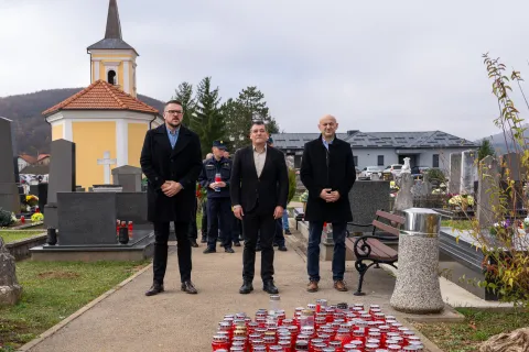 Otočac: Odana počast preminulima povodom blagdana Svih svetih