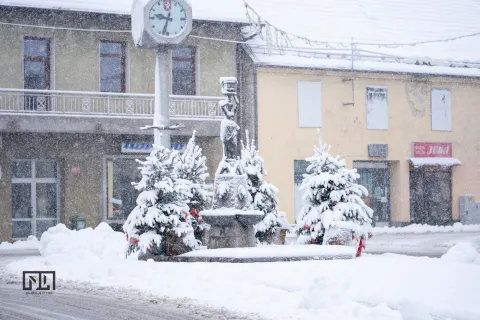 FOTO/Snijegom zatrpani Gospić