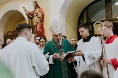 Biskup Medo za vikend krstio troje djece u Gospiću