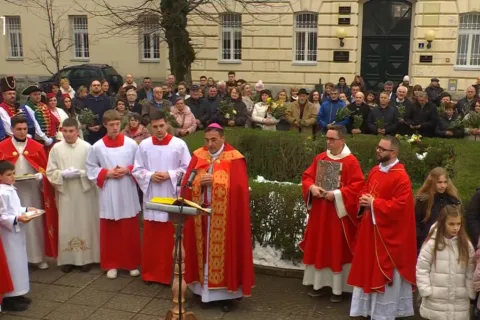 VIDEO: Pogledajte prijenos svete mise iz Gospića na Cvjetnicu