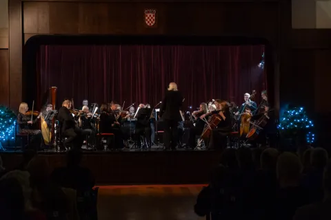 Spektakularni novogodišnji koncert Johanna Straussa oduševio publiku u Gospiću