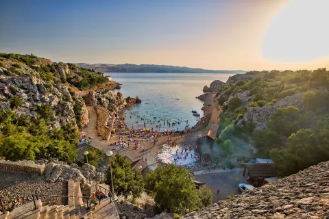 Večeras u Karlobagu: Otvorenje prve službene moto plaže u Hrvatskoj! Ne propustite vrhunsku atmosferu