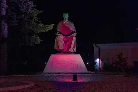 Grad Gospić u znak podrške oboljelima od rijetkih bolesti osvijetlio spomenik Nikoli Tesli