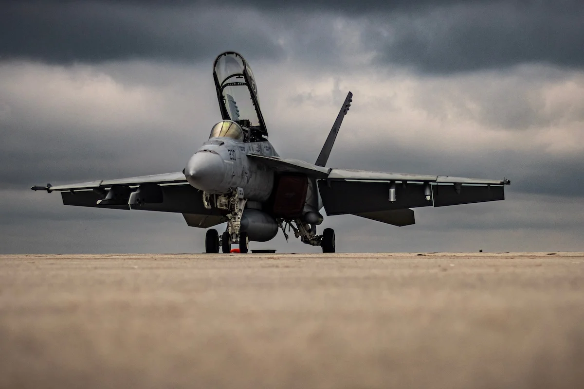 Vojni_Avion_AdobeStock.jpeg