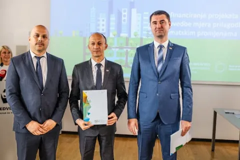 Župan Petry preuzeo od Fonda za zaštitu okoliša i energetsku učinkovitost Ugovor vrijedan 350 tisuća eura za obnovu Parka senjskih književnika
