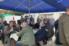 Lovački savez Ličko-senjske županije oduševio s besplatnim porcijama gulaša na manifestaciji “Jesen u Lici”