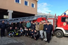 Praktična nastava o požarima u Otočcu: Prvi razredi šumarskog tehničara u posjetu vatrogascima