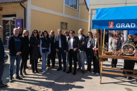 Gradonačelnik Gospića Darko Milinović i zamjenik Ivica Kovačević dijelili građanima maslinove grančice na Gradskoj tržnici