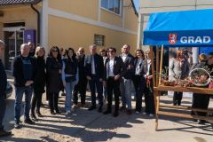 Gradonačelnik Gospića Darko Milinović i zamjenik Ivica Kovačević dijelili građanima maslinove grančice na Gradskoj tržnici