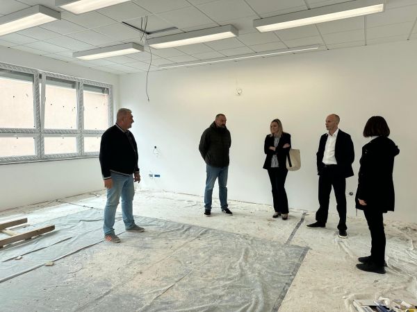 Župan Petry obišao 1,2 milijuna eura vrijedne radove na dogradnji Osnovne škole dr. Franje Tuđmana u Korenici