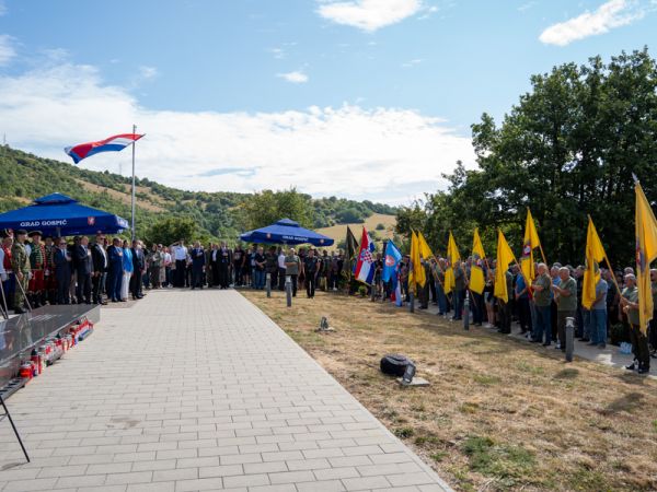 Jučer je u Gospiću svečano obilježen Dan pobjede i domovinske zahvalnosti, Dan hrvatskih branitelja, kao i 29. obljetnica vojno-redarstvene operacije “Oluja”.
