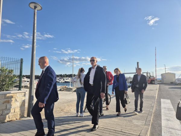 Novu tržnicu i ribarnicu u Novalji ukupne vrijednosti 1 milijun eura obišli župan Petry, zamjenica Orešković Brkljačić i gradonačelnik Dabo Novu tržnicu i ribarnicu u Novalji ukupne vrijednosti 1 milijun eura obišli župan Petry, zamjenica Orešković Brkljačić i gradonačelnik Dabo