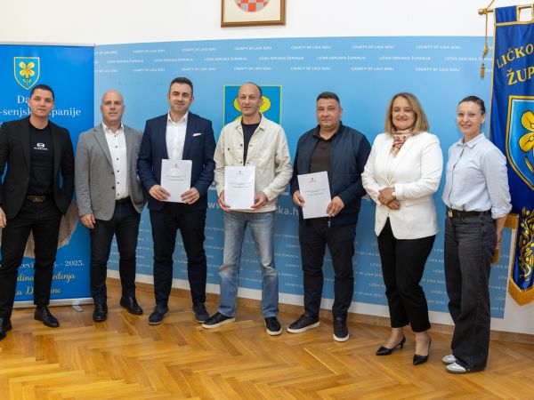 Župan Petry s prijevoznicima potpisao sporazume za nastavak javne usluge autobusnog prijevoza putnika – Lika Line