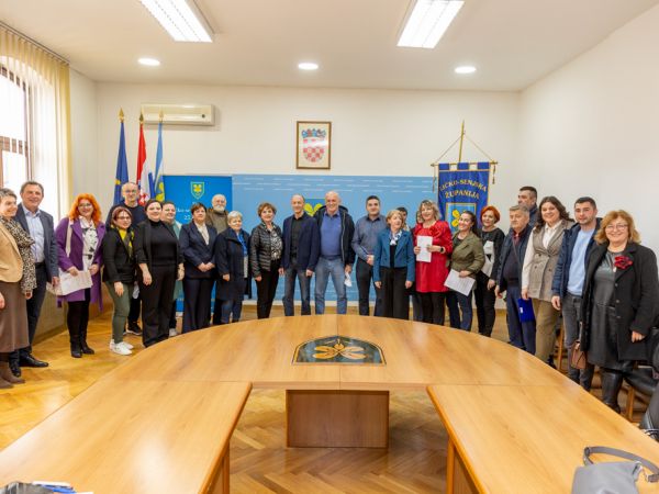 Župan Petry potpisao ugovore vrijedne 50 tisuća eura za Programa javnih potreba u kulturi Župan Petry potpisao ugovore vrijedne 50 tisuća eura za Programa javnih potreba u kulturi