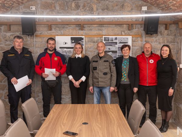 Župan Petry potpisao ugovore vrijedne preko 300.000 eura za potrebe vatrogasaca, HGSS-a i Crvenog križa Župan Petry potpisao ugovore vrijedne preko 300.000 eura za potrebe vatrogasaca, HGSS-a i Crvenog križa