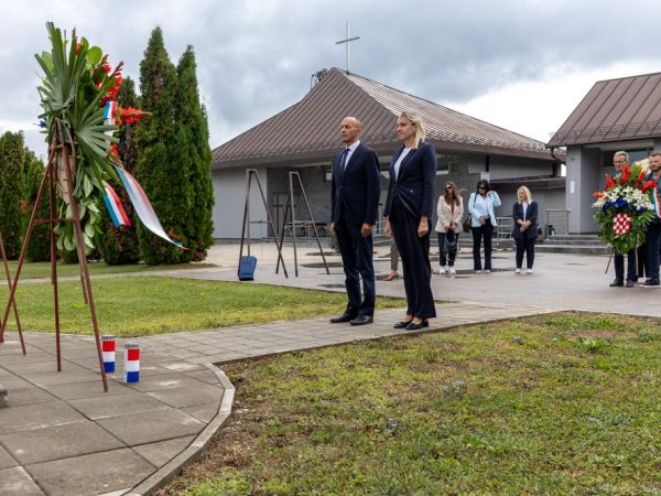 U Gospiću obilježen Dan sjećanja na žrtve totalitarnih i autoritarnih režima U Gospiću obilježen Dan sjećanja na žrtve totalitarnih i autoritarnih režima