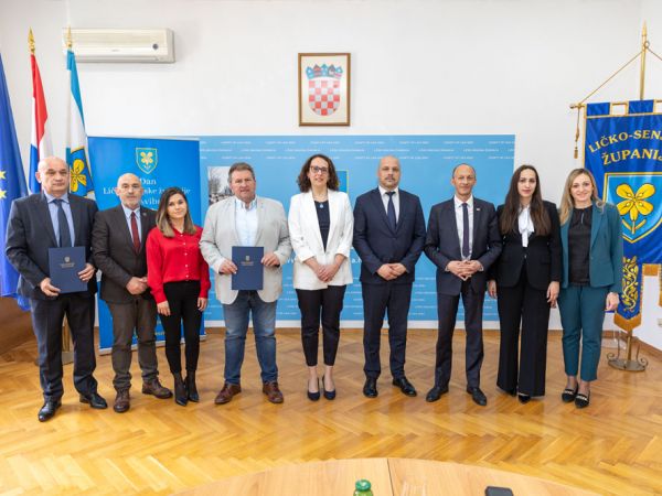 Energetska obnova vrijedna gotovo 4 milijuna eura: Senj, Novalja, Brinje i školske zgrade u Gospiću dobivaju novi sjaj Energetska obnova vrijedna gotovo 4 milijuna eura: Senj, Novalja, Brinje i školske zgrade u Gospiću dobivaju novi sjaj