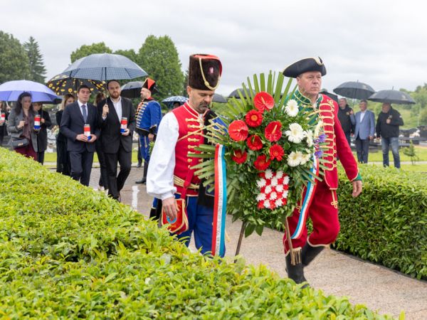 Dan Ličko-senjske županije započeo polaganjem vijenaca i Svetom misom u Gospiću Dan Ličko-senjske županije započeo polaganjem vijenaca i Svetom misom u Gospiću