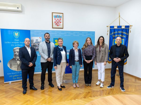 Potpisani ugovori za prijevoz učenika osnovnih škola u Ličko-senjskoj županiji vrijedni 1,4 milijuna eura Potpisani ugovori za prijevoz učenika osnovnih škola u Ličko-senjskoj županiji vrijedni 1,4 milijuna eura