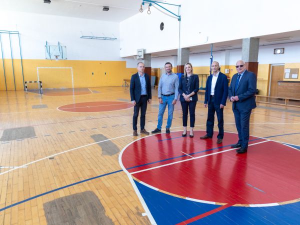 Velika ulaganja u školsku sportsku dvoranu OŠ dr. Jure Turića: Novi parket, svlačionice i dodatni ulaz Velika ulaganja u školsku sportsku dvoranu OŠ dr. Jure Turića: Novi parket, svlačionice i dodatni ulaz