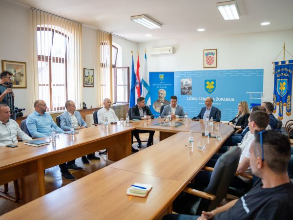 Ministar Butković obišao radove u Gospiću, u asfaltiranje nerazvrstanih i lokalnih cesta uložit će se milijuni eura Ministar Butković obišao radove u Gospiću, u asfaltiranje nerazvrstanih i lokalnih cesta uložit će se milijuni eura