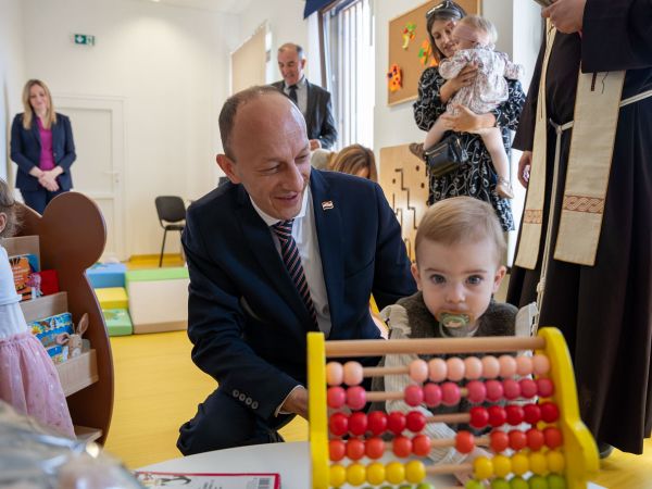 Ulaganje u budućnost: Općina Lovinac uz pomoć Vlade RH i Ličko-senjske županije proširila dječji vrtić i na jasličku dob Ulaganje u budućnost: Općina Lovinac uz pomoć Vlade RH i Ličko-senjske županije proširila dječji vrtić i na jasličku dob