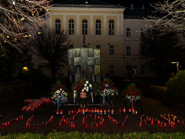 Gospić odao počast žrtvama Vukovara i Škabrnje Gospić odao počast žrtvama Vukovara i Škabrnje