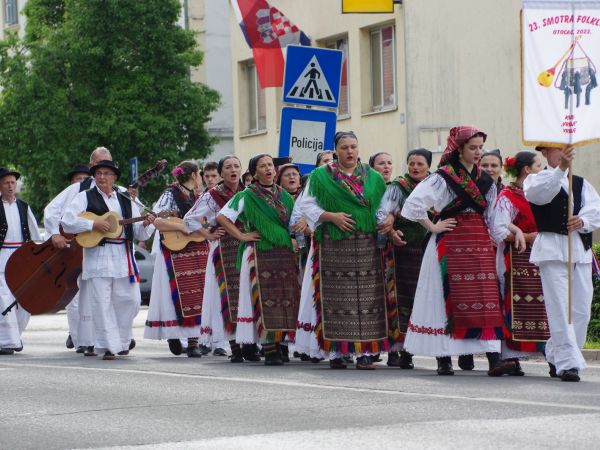 Tamburica kuterevka osvaja gdje god se pojavi Tamburica kuterevka osvaja gdje god se pojavi