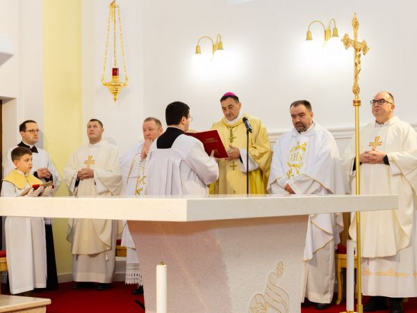 Biskup Marko Medo posvetio crkvu i oltar u Drežnik Gradu: Oltar je središte zajedništva Biskup Marko Medo posvetio crkvu i oltar u Drežnik Gradu: Oltar je središte zajedništva
